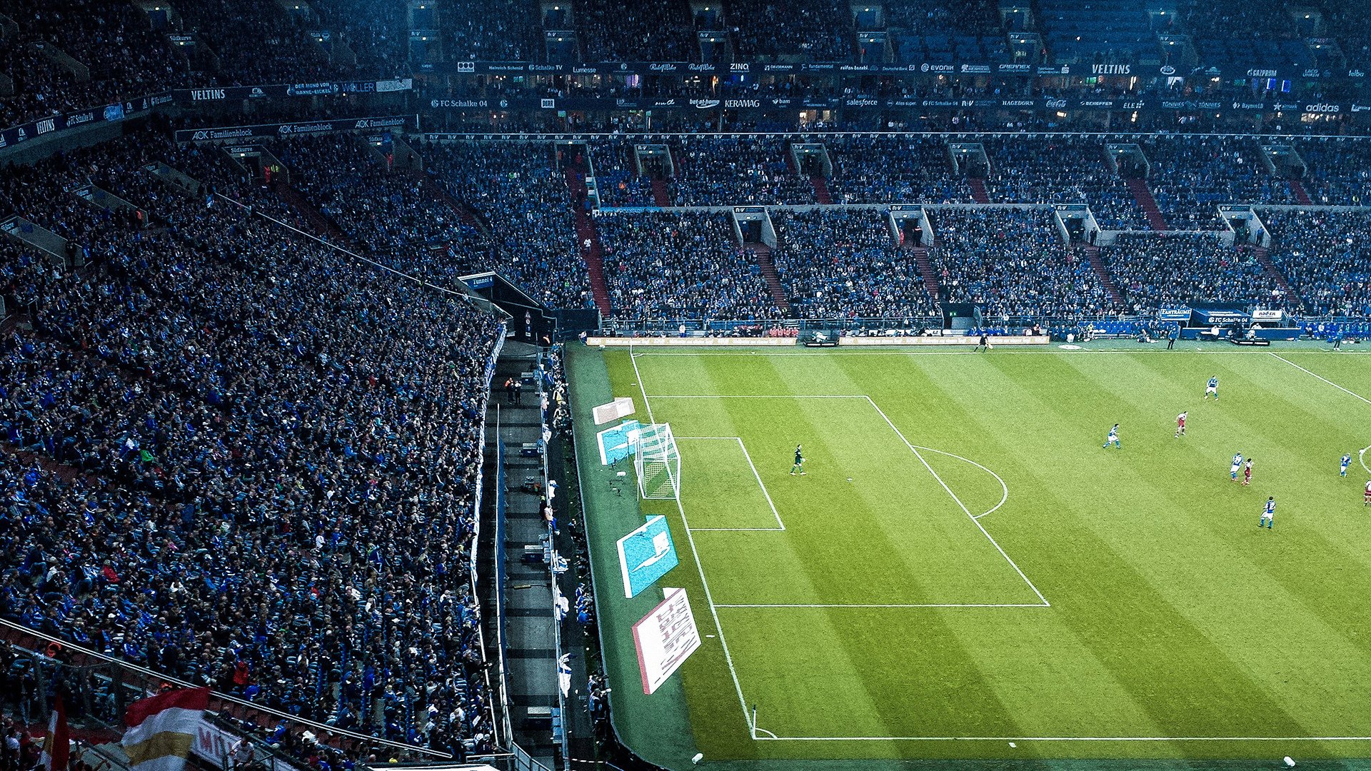 英超新赛季推行“绿色办公”理念,环保理念深入人心,英超绿色球衣的俱乐部